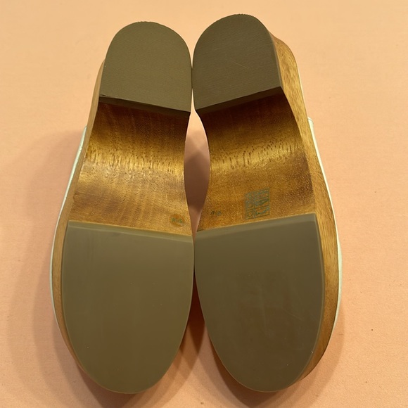 New Tory Burch Ivory Mini Benton Clogs with Gold Charm. Size 8.5. - Picture 7 of 7